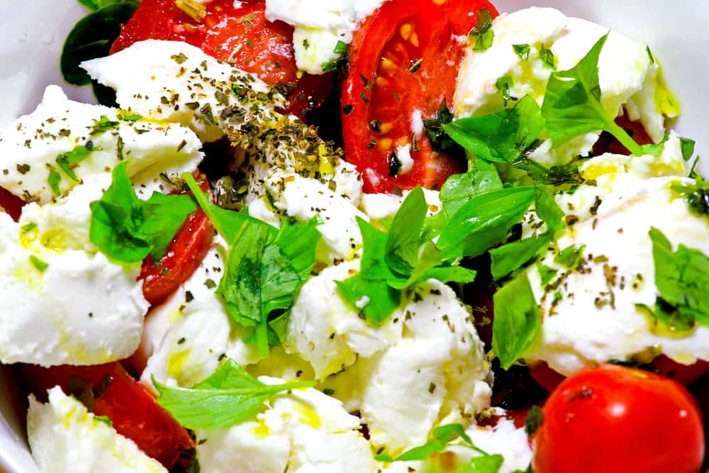 Prepara una deliciosa ensalada capresa para comer sano. No te olvides de agregar aceite de oliva extra virgen y pimienta negra