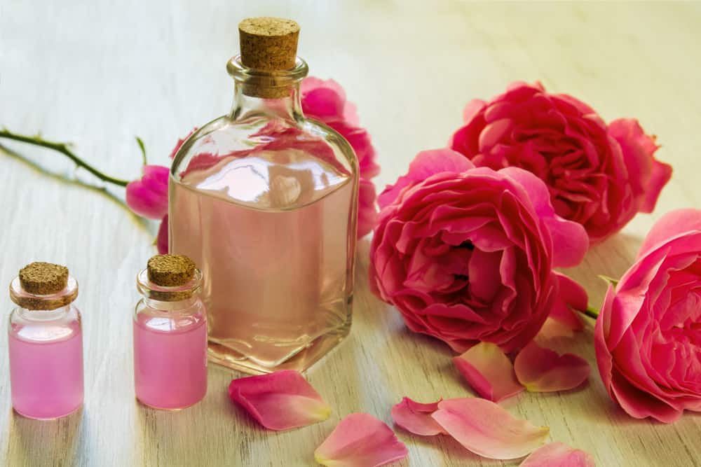 El agua de rosas es un tónico para la cara usado por nuestras abuelas. Es un remedio natural que puedes hacer en casa.