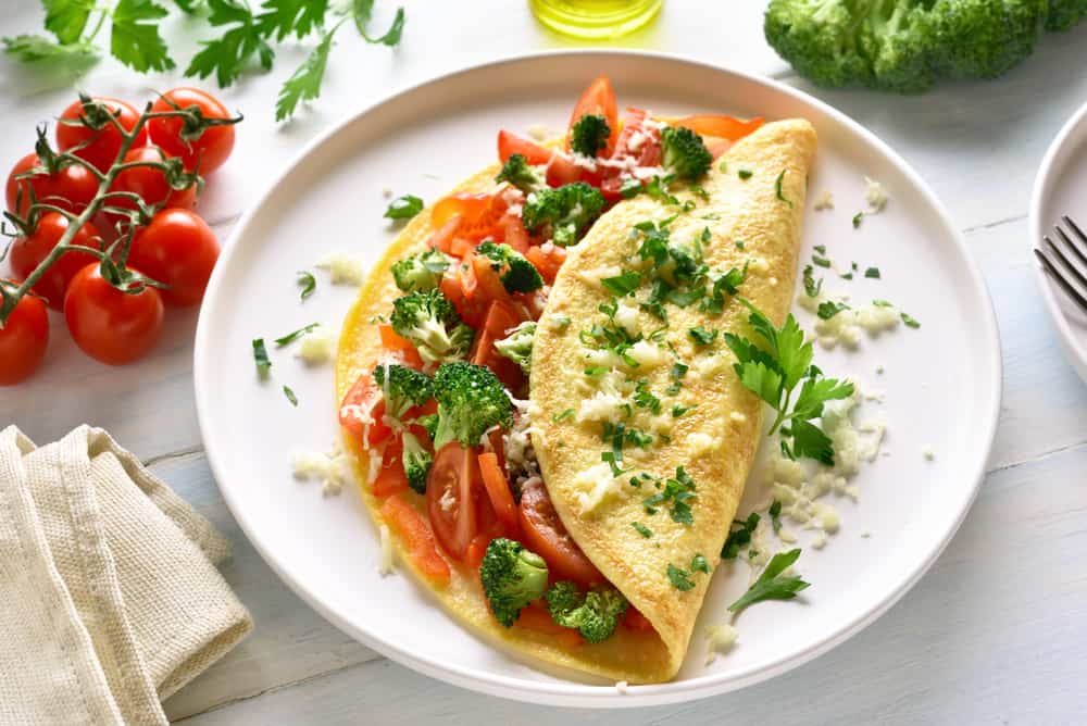 Los huevos en diferentes presentaciones siempre estarán dentro de las ideas de desayunos saludables. Una tortilla con tomates cherry, albahaca o brócoli y aceite de oliva es una opción ideal para comenzar el día con energía.