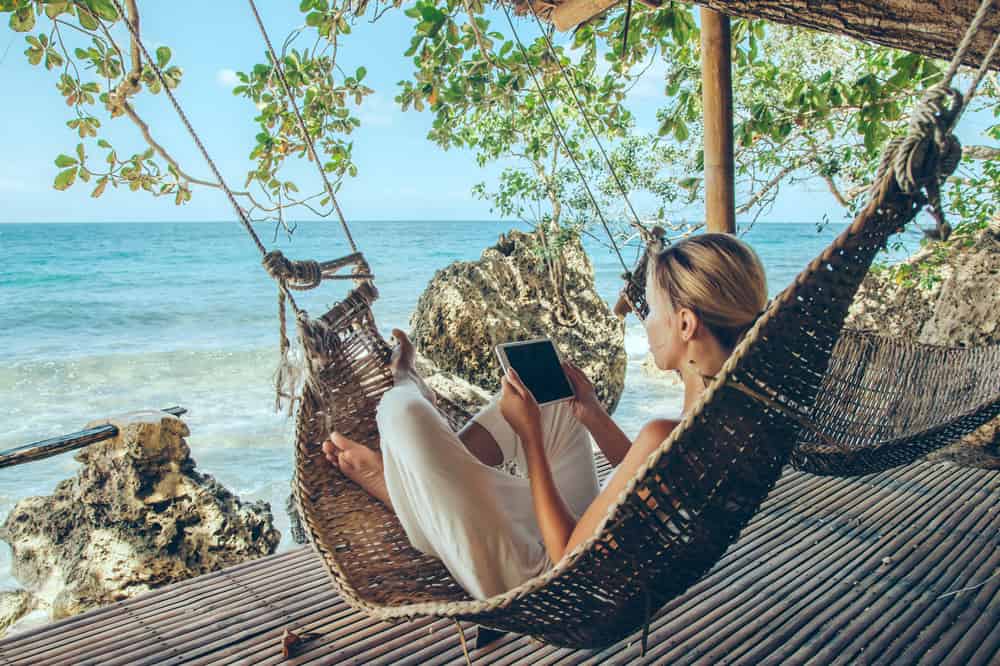 La lectura distrae tu mente y te mantiene alejada de los ataques de pánico. Practica actividades que te mantengan ocupada y distraída.