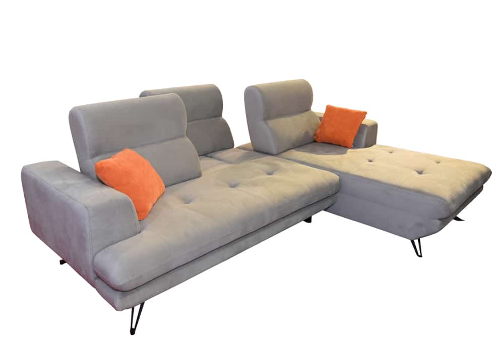 Los sofás modernos y reclinables son ideales para espacios de TV por la comodidad que brinda el poder ajustar los cabeceros.