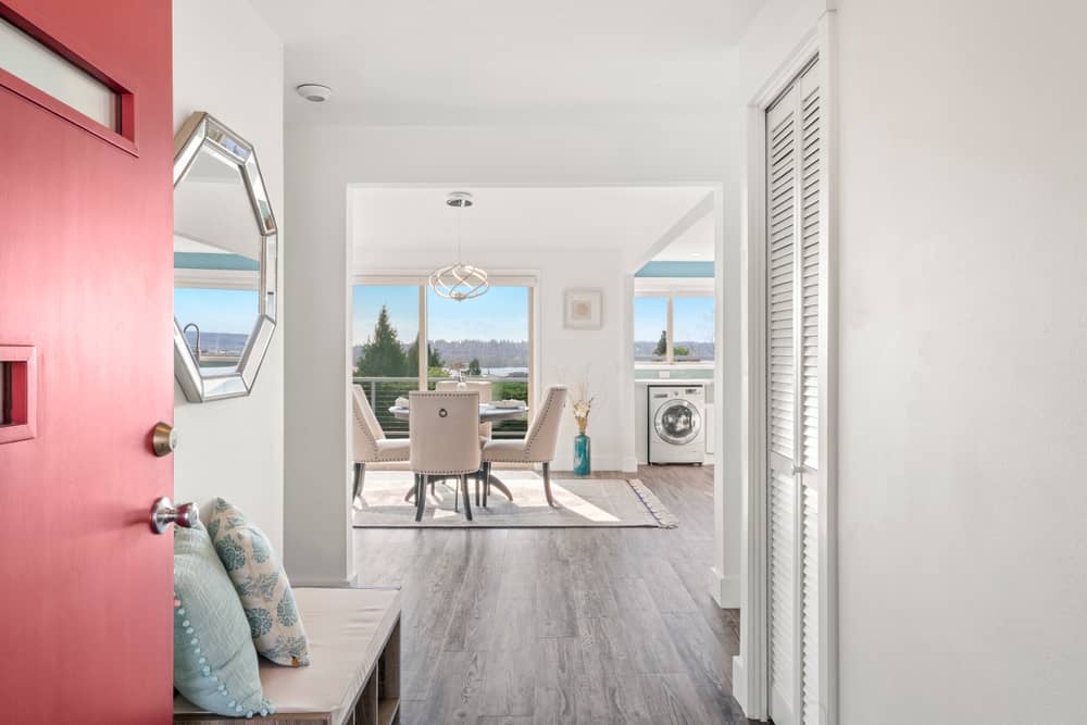 Los espejos son una opción perfecta para darle amplitud cuando pienses en la decoración de pasillos de tu hogar.