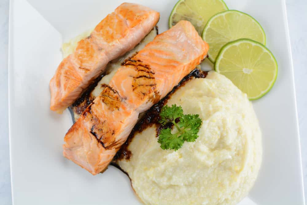 Entre los almuerzos saludables y fáciles de hacer está un filete de salmón con puré de coliflor. Es una comida completa que satisface las necesidades alimenticias y es baja en calorías.