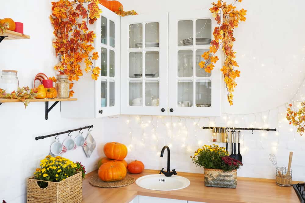En la cocina puedes hacer distintas decoraciones de Halloween. No te olvides incluir calabazas y tiras de hojas suspendidas de los gabinetes.