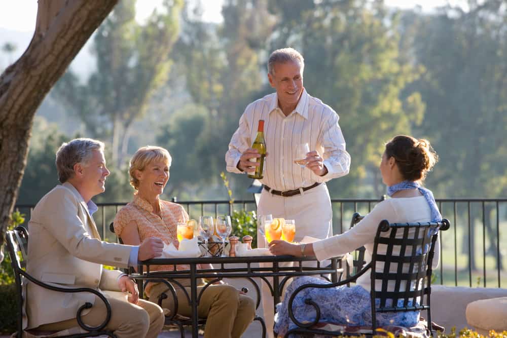 Para llegar a una edad avanzada siendo independientes mental y físicamente es importante tener un estilo de vida saludable y cultivar las amistades.