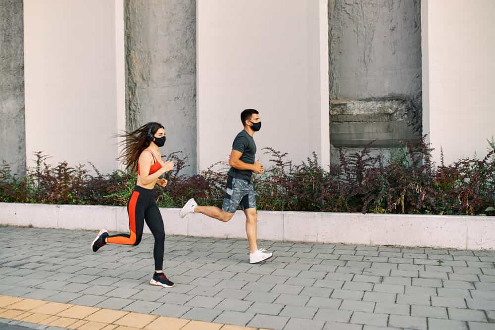 No hablar al ejercitar, usar mascarilla y guardar la distancia social es una forma de prevenir el Covid19