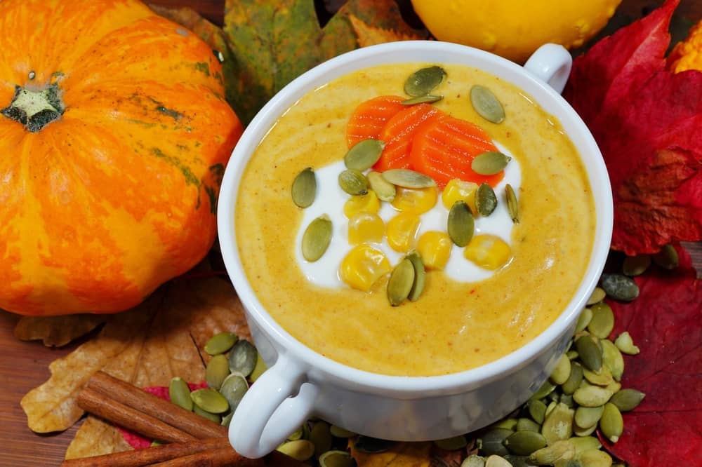 La crema de calabaza con coco es una receta para Thanksgiving fácil, saludable y deliciosa.