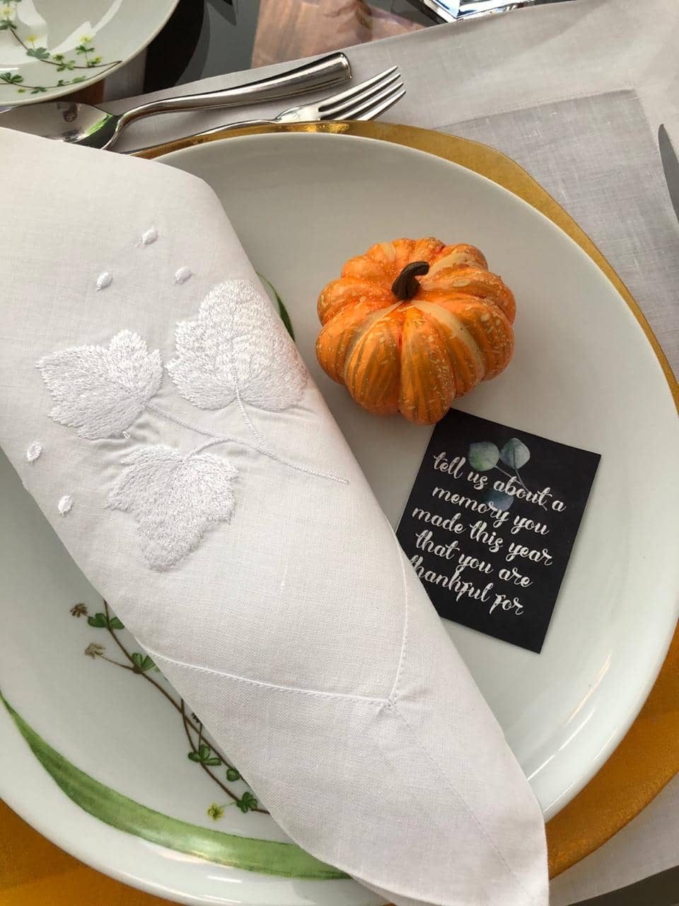 Decora la mesa con detalles que marquen la diferencia. Una pequeña tarjeta sobre el plato o al frente de cada comensal con un bello mensaje hará el momento inolvidable!