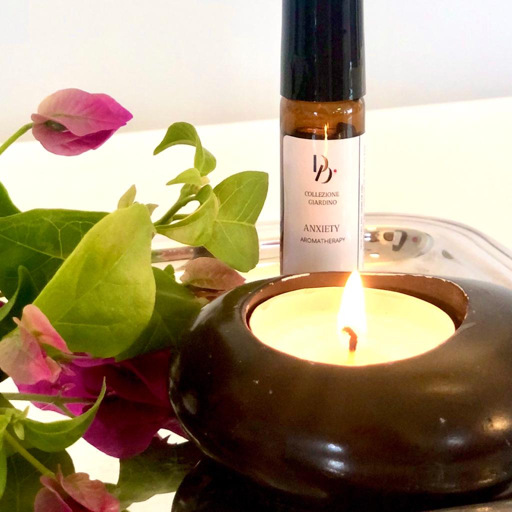 La aromaterapia es un excelente paliativo contra la ansiedad. Los poderes tranquilizantes de los aceites esenciales te ayudan sentirte tranquila emocionalmente.