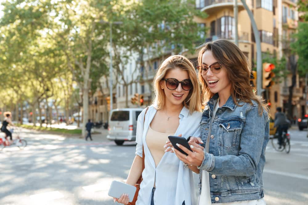 Estudios han demostrado que pasar tiempo en pantalla ilimitadamente es dañino para la salud. Los aparatos electrónicos usados irracionalmente aislan a las personas de su entorno y puede causar problemas a la salud mental.