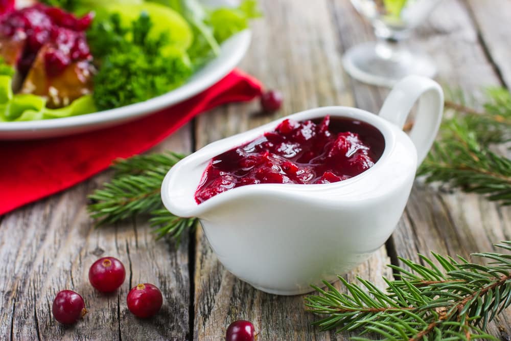 Una salsa de cranberry es una opción saludable para acompañar el pavo.
