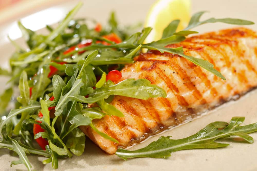 El salmón y una ensalada con color son una excelente opción de lo que es una buena alimentación. Incluye frutas y verduras frescas y prepárate para vivir más y mejor!