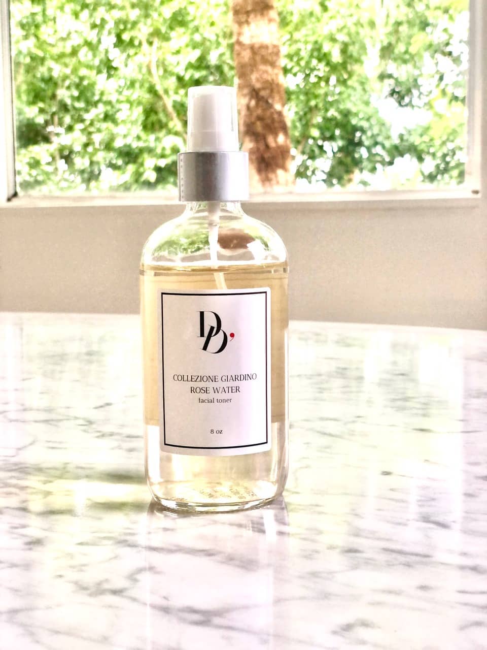 El agua de petalos de rosa es el secreto mejor guardado de las abuelas. Es un producto de belleza milenario que no solo sirve como tónico, sino que es antiinflamatorio y excelente para fijar el maquillaje.