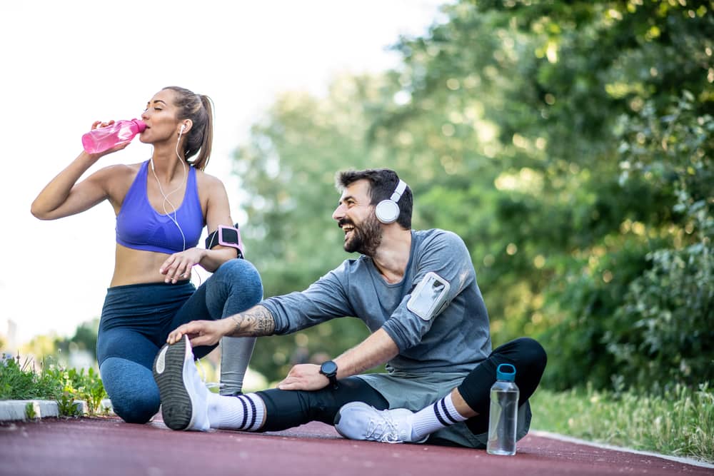 Al hacer ejercicio es conveniente mantenerte hidratado. Es importante tomar agua regularmente mientras ejercitas.