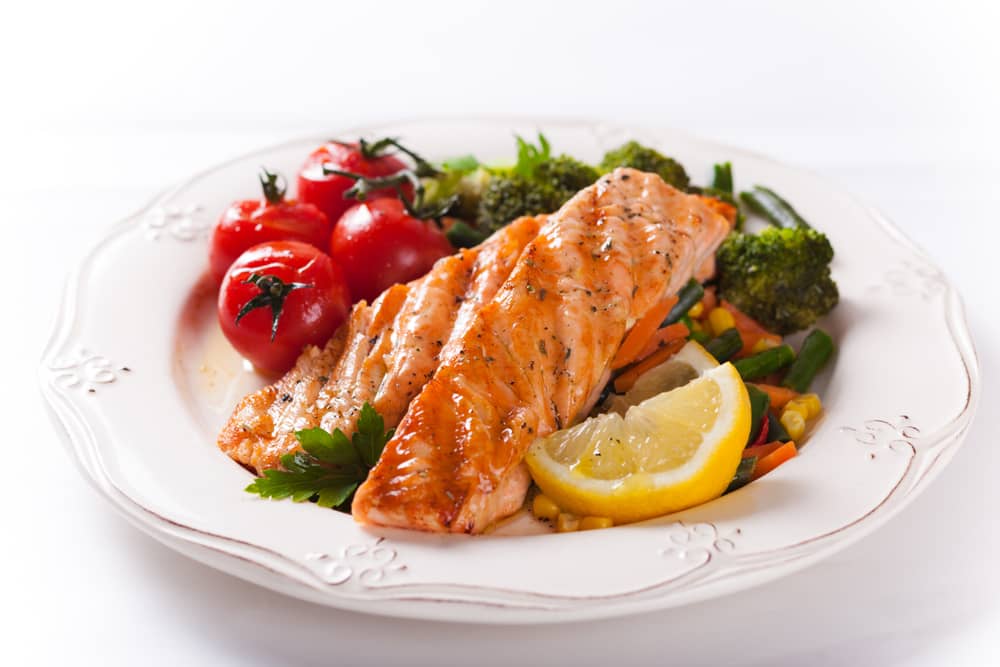 El pescado es una excelente fuente de vitaminas para el organismo. Es un excelente sustituto de cualquier tipo de carnes y te ayuda a vivir más tiempo y con buena salud.