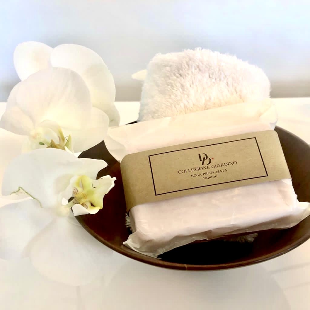 El jabón de pétalos de rosa es un excelente hitratante para la piel. la deja nutrida y con un olor único.