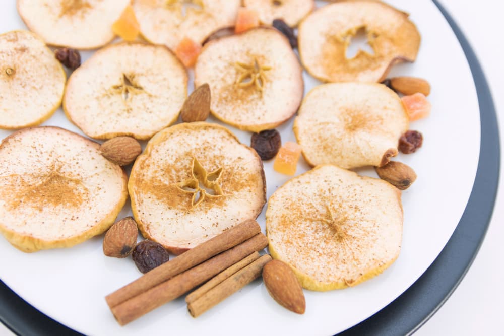 Entre los postres navideños saludables están los chips de manzana al horno con canela rociada.