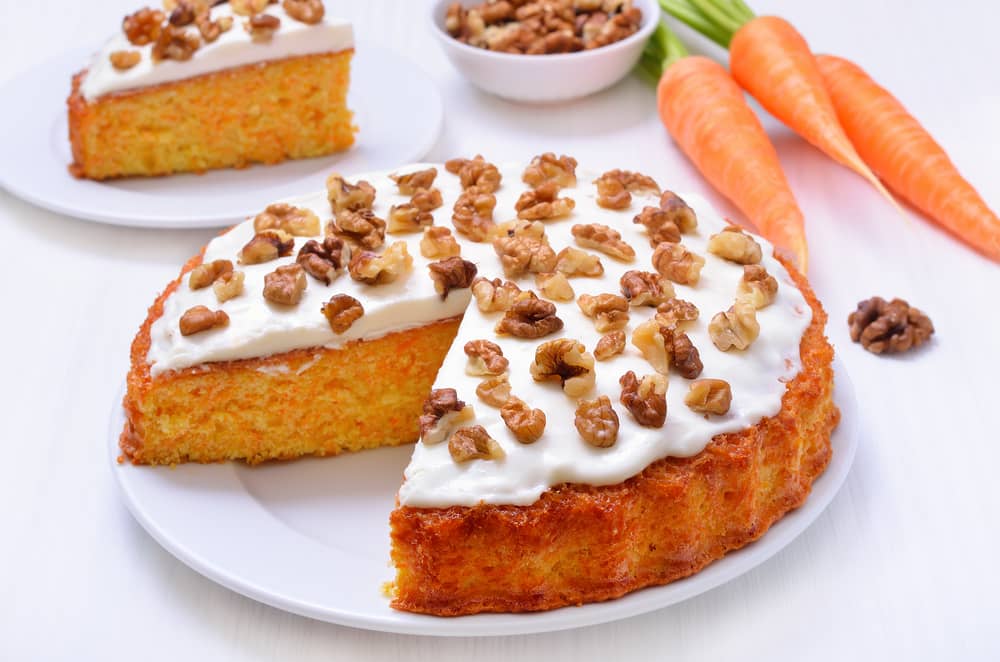 La torta de zanahoria es uno de los postres navideños por excelencia. prepárala con esta saludable receta que te comparto y decórala con trozos de nueces!