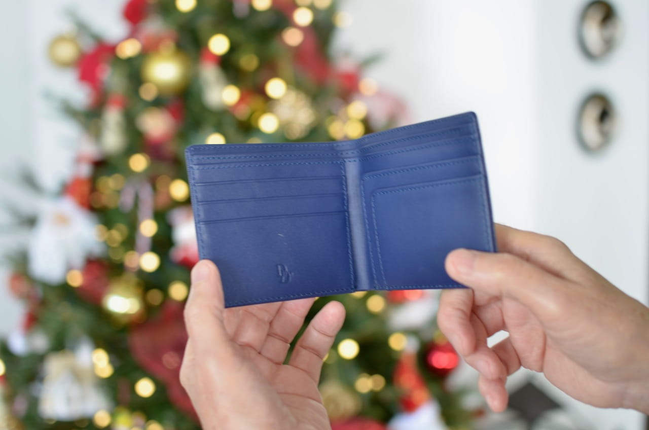 Una billetera de cuero es uno de los regalos de navidad para hombres que podrías darle a ese ser tan especial en tu vida.