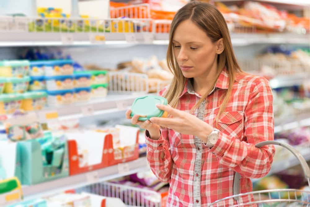 Antes de comprar alimentos envasados consulta la etiqueta de nutrición para saber que ingredientes tiene el producto. Evita el azúcar añadida.