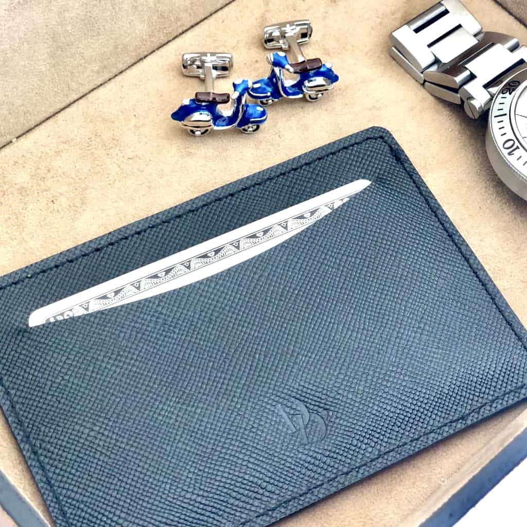 Los accesorios nunca están de más y son regalos para san Valentin super útiles. Regálale a tu amor un card holder azul para guardar sus tarjetas de crédito. Se sentirá realizado de que le regales algo útil y necesario.