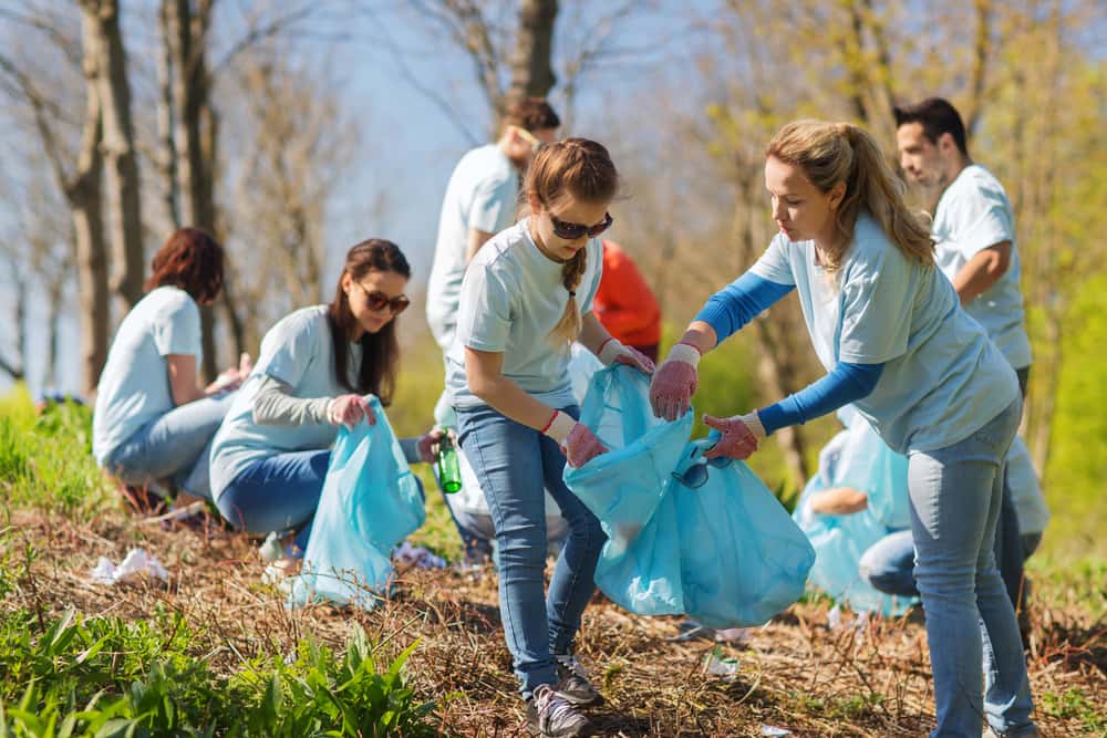 hacer trabajo de voluntariado te ayuda a vencer la soledad. Reúnete con otras personas que te ayuden a llenar esos vacíos que afectan tu bienestar emocional.