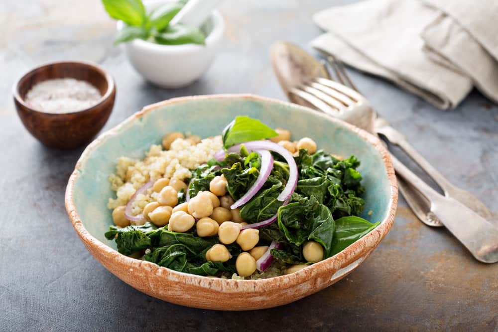 una mezcla de kale y garbanzos es de los tipos de ensaladas más sencillos y con menos calorías para el almuerzo o la cena