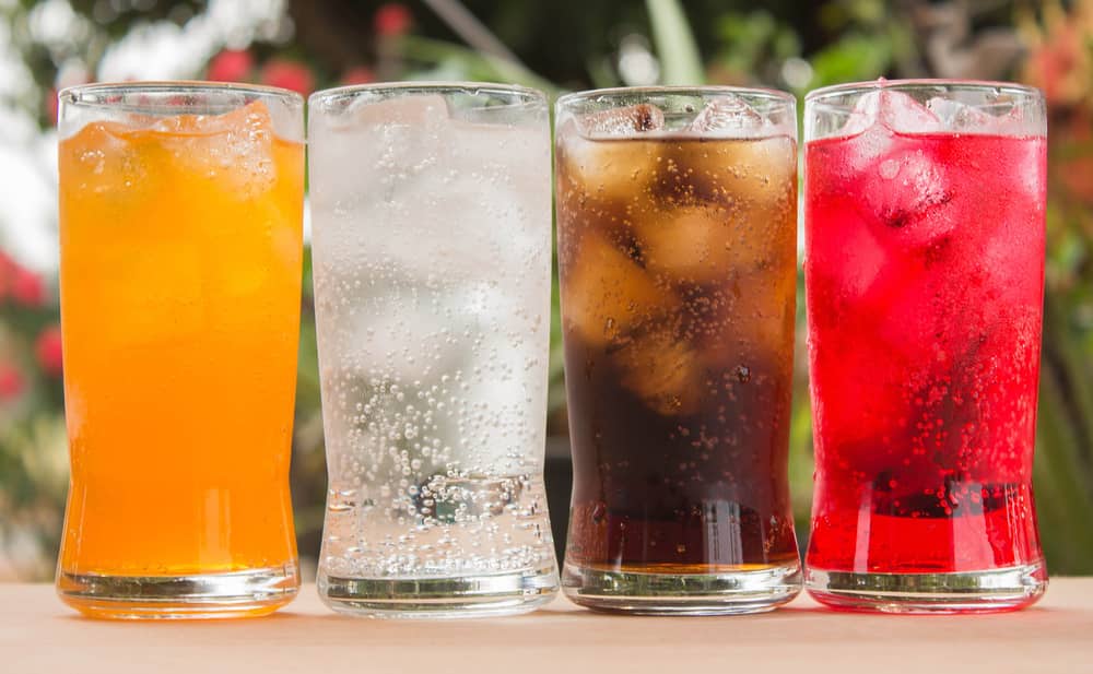 Para llevar un estilo de vida saludable hay que dejar de tomar bebidas azucaradas y carbonatadas. Sus efectos sobre la salud son más dañino de lo que pensamos.
