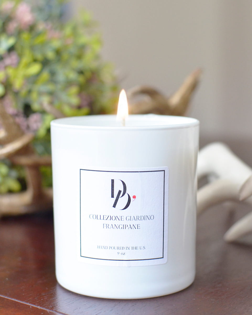 El uso de las velas en la cocina exterior es clave para disfrutar experiencias únicas. Enciende el romance y demuestra tu buen gusto con unas velas hechas a mano con aroma de flores.