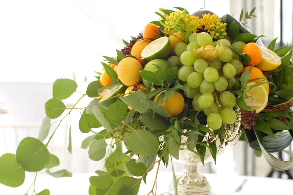 Para una ocasión especial la decoración con frutas debes hacerla en una bella base de plata o de cristal. Coloca frutas y algunas hojas de plantas como cayendo en cascadas para un look impactante en tu mesa.