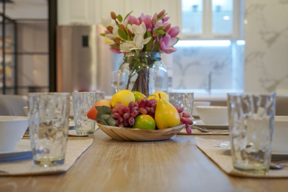Elige frutas de distintos colores para hacer de la decoración con frutas en la mesa un punto de atención. Para ello coloca un mantel neutro de manera que no compita con el colorido de las frutas.