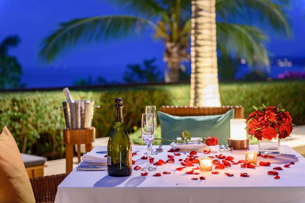 Una cena romántica en casa, en el jardín o en la terraza, requiere de una preparación especial. Las velas y las flores no pueden faltar!