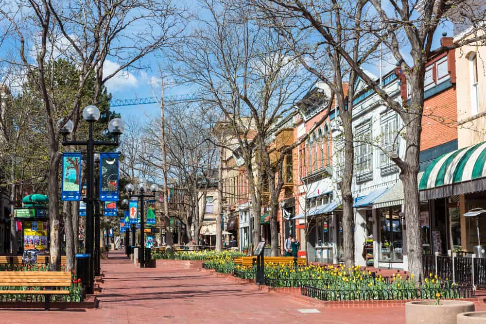 Haz estado en Boulder, Colorado? Es una ciudad encantadora y con mucho que hacer para una persona que viaja sola. Si la eliges vas a sentirte tranquila, porque es una de las ciudades más seguras de los Estados Unidos. No dejes de visitar Pearl Street, una calle llena de cafecitos y vitrinas con las que te sentirás fascinada y pasarás un día inspirador.