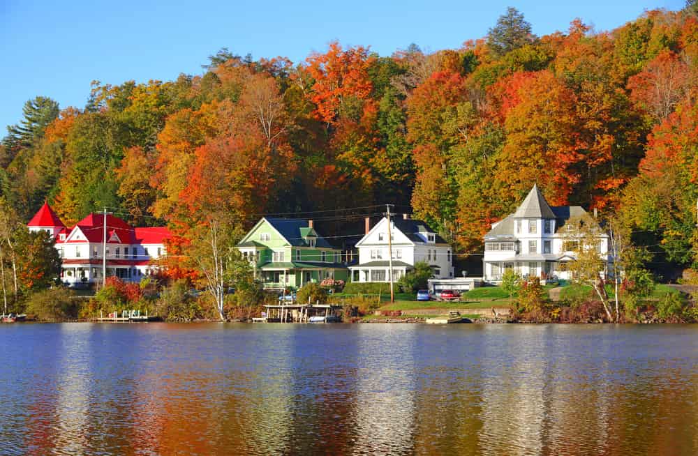 Viajar sola a una ciudad en otoño es una experiencia fascinante. El solo hecho de mirar sus colores, te desconecta de la rutina y te regala bienestar. Conoce Lake Placid en New York, el destino ideal para una mujer como tu.