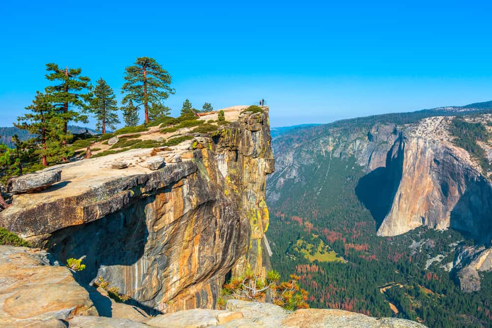 Si eres amante del turismo de aventura, puedes viajar al Parque Yosemite en California. Sus paisajes, cascadas, puntos de observación y las hermosas montañas que lo rodean, harán de tu viaje una experiencia maravillosa. Es el retiro perfecto para reconectarte contigo.