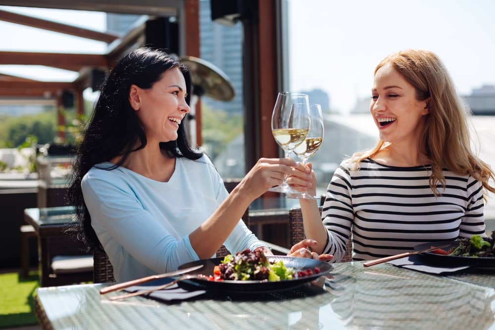 En vez de abandonarte en casa sin ningún tipo de ilusiones, llama a una amiga y comparte con ella una copa de vino. Sonríe y decide de una vez por todas volver a ser esa mujer encantadora y fuerte que siempre fuiste.