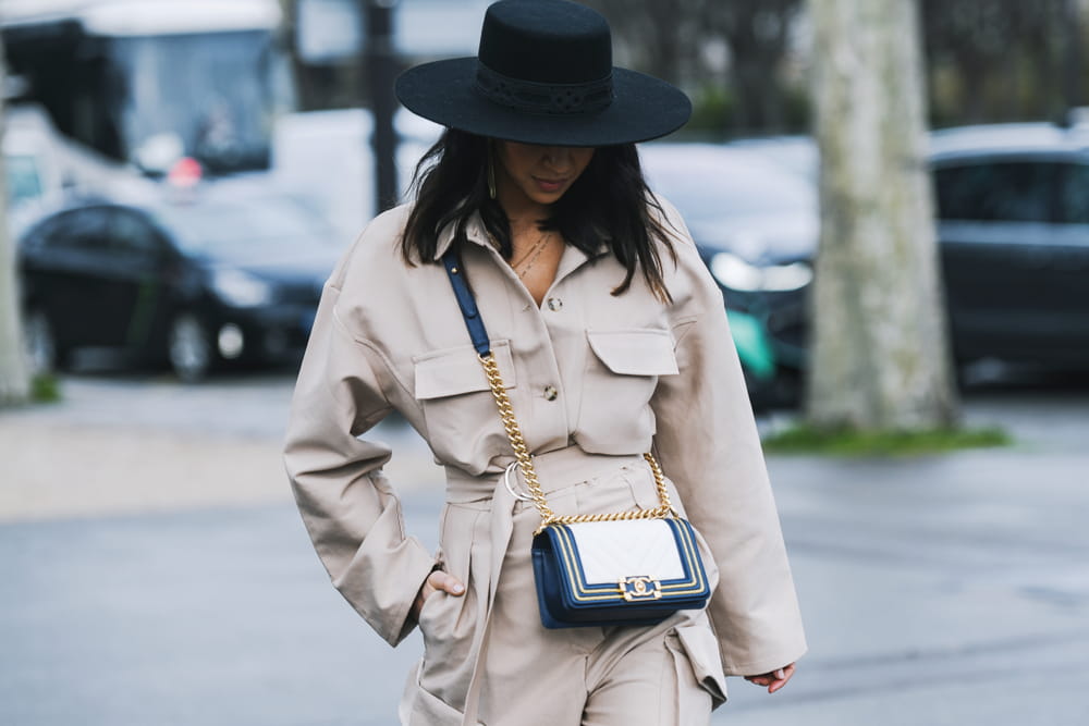 Una mujer segura de si misma tiene un closet lleno de combinaciones de ropa inteligente. Se trata de tener básicos que combinados con piezas claves ayudan a verte diferente en cada ocasión aún cuando la ropa sea la misma.