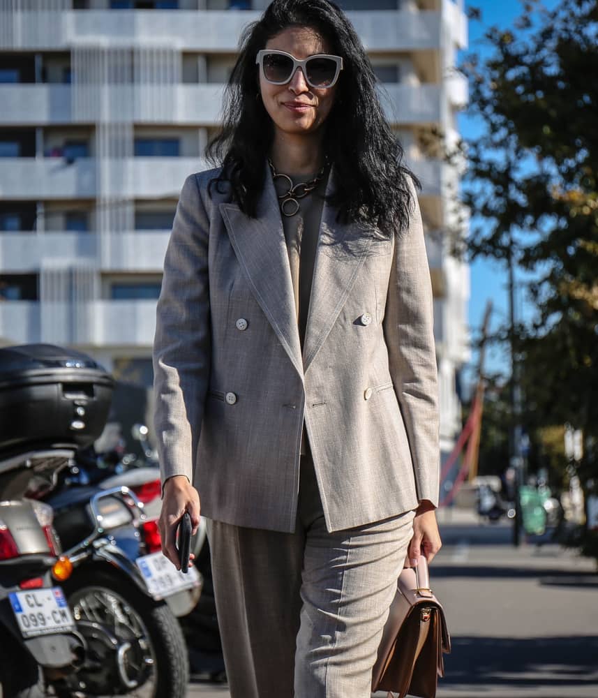 Entre las combinaciones de ropa esenciales está el raje sastre de color neutro para usarlo en diferentes ocasiones.
