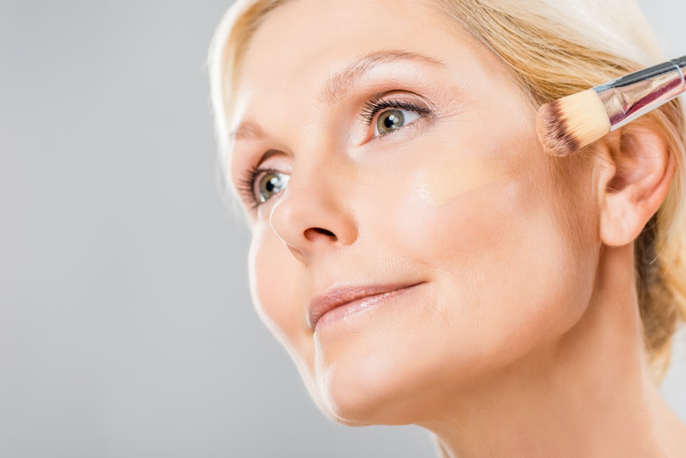 Para hacer el contorno perfecto de la cara usa bronceador, iluminador y una brocha de contorno angulada. 