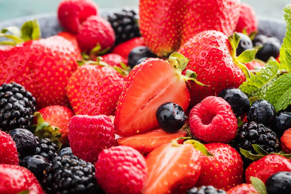 Entre las frutas más saludables y llenas de nutrientes están las fresas y los arandanos. Comer frutas y vegetales diariamente benefician tu salud y retrasan las enfermedades