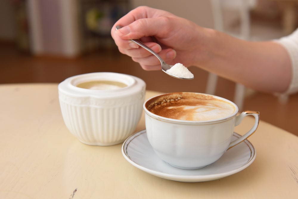 Añadir azúcar al café es un hábito que aporta ningún valor nutricional a tu salud.