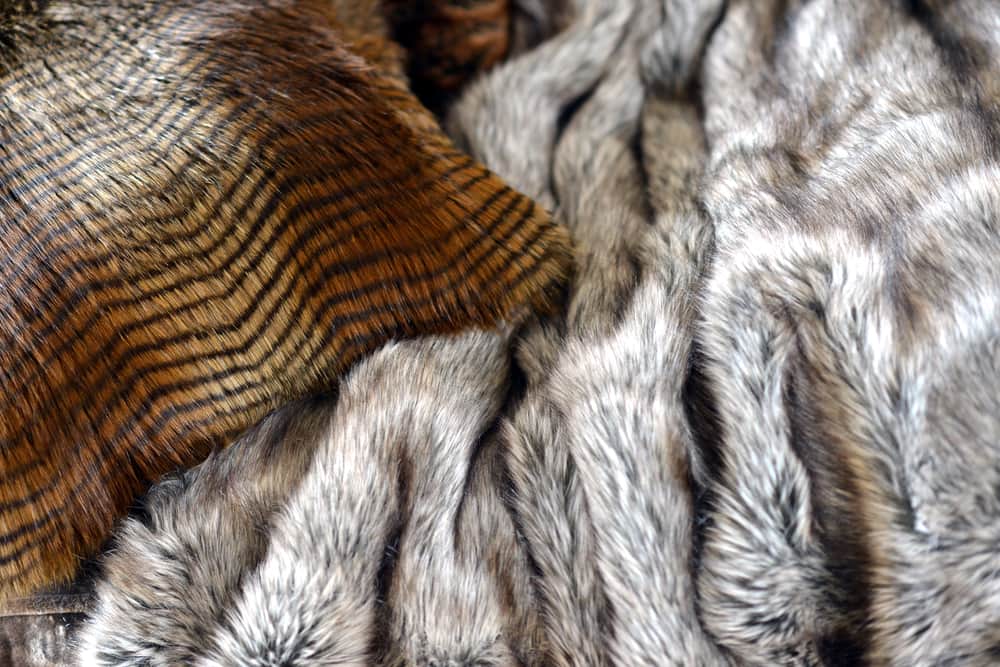 Las mantas, cojines, así como las pieles falsas o Faux, son accesorios característicos del estilo Cocooning.