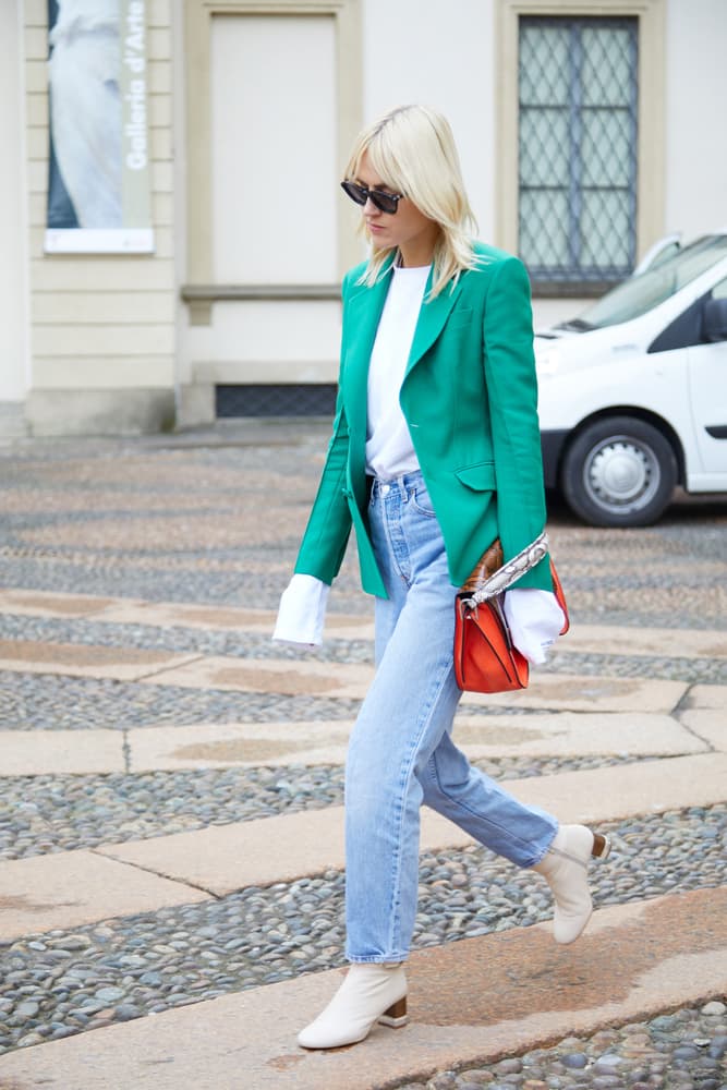Un jean de talle alto es muy característico de la Moda de los 80. Se usaban algo desteñidos, con un blazer en tonos vibrantes como el verde, el naranja y el fucsia!
