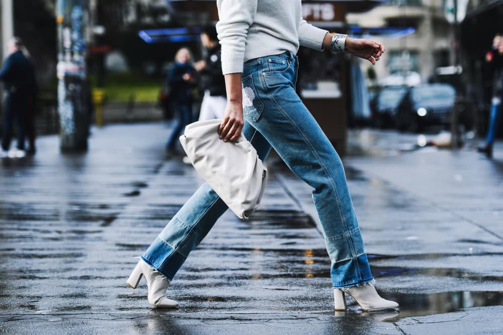 Hoy en día es imperdonable no tener un jean en el closet. Ellos son ideales para hacer diferentes combinaciones. Distintos outfits con jeans puedes usarlos en el día y en la noche. Necesitas cambiar el top, los zapatos y los accesorios para verte diferente!