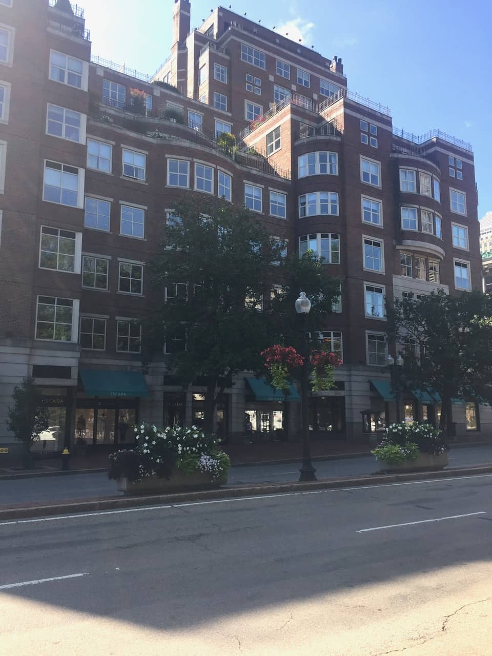 Entre las cosas que puedes hacer en Boston es caminar al atardecer por sus calles llenas de edificios y preciosos brownstones que te inspirarán. Boston es una ciudad llena de historia, encanto y glamour.