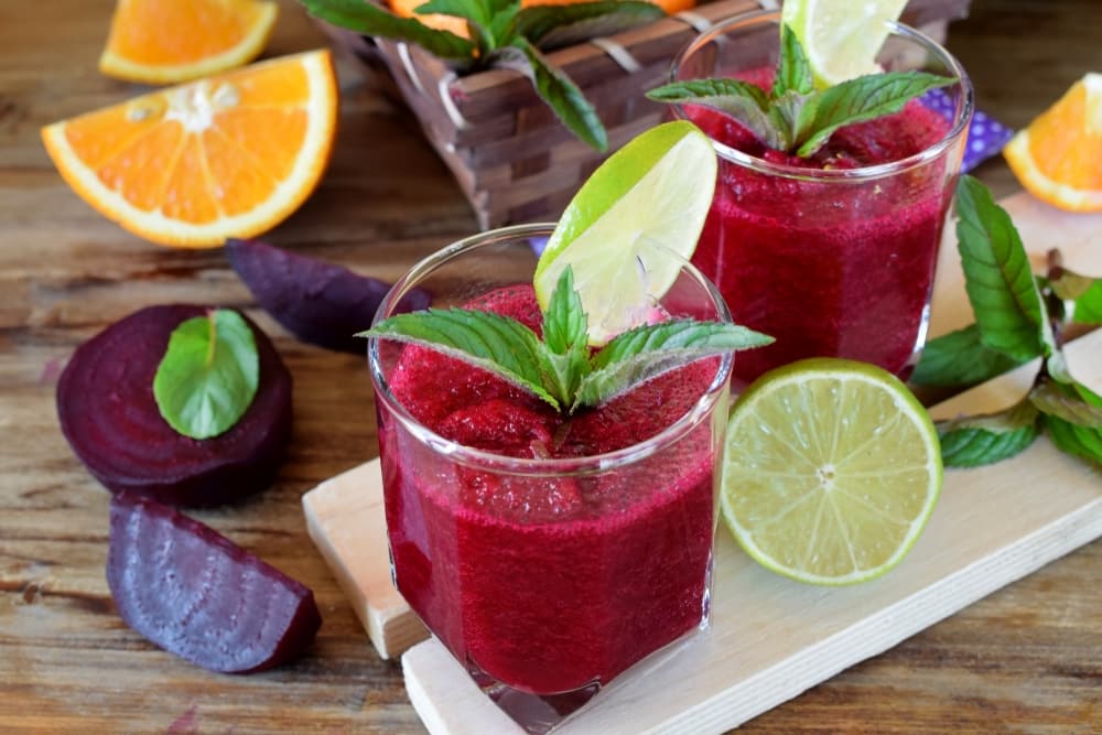 Entre los beneficios de la remolacha está la cantidad de antioxidantes que le aporta a tu salud. Pruébala en forma de jugo mezclado con frutas como la naranja.