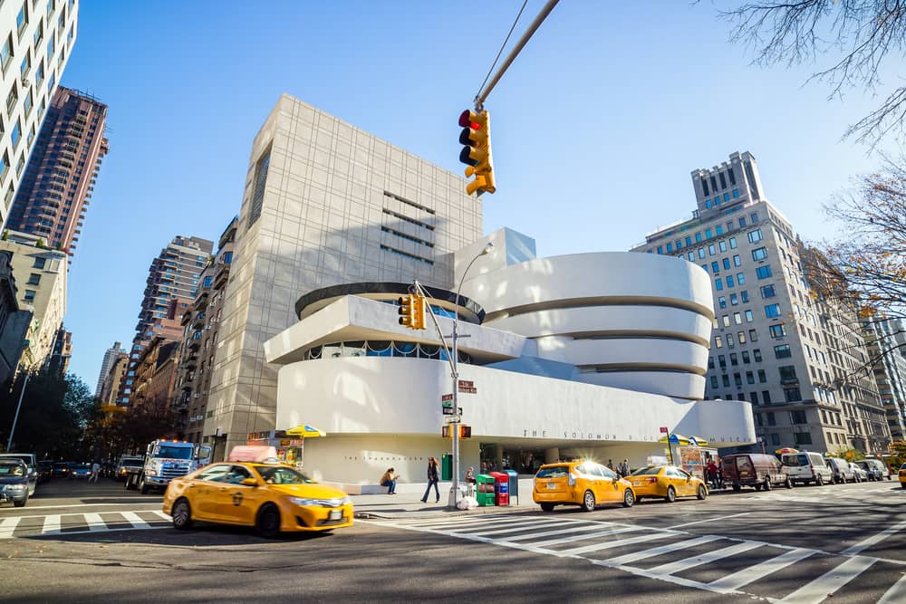 El Guggenheim es uno de los museos de New York que no puedes dejar de visitar. Diseñado por el arquitecto americano Frank Lloyd Wright, alberga piezas de arte con peso específico. El edificio en sí es una obra de arte.