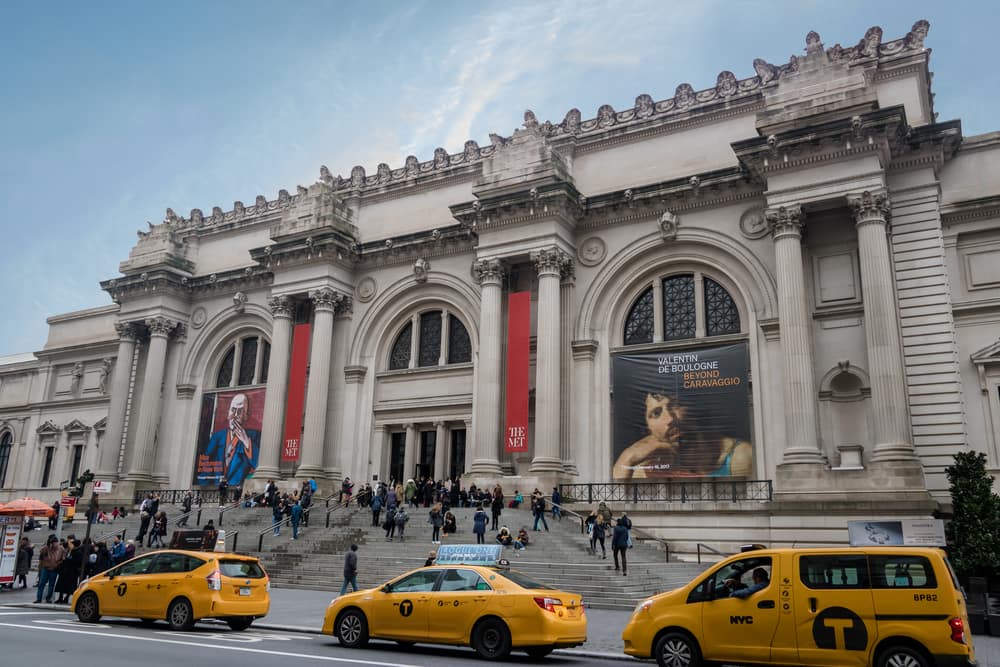 El Metropolitan Museum es un icono de la gran manzana. En sus interiores podrás conocer las distintas culturas sumerias, hititas, sasánidas, asirios, babilonios y elamitas entre otros.