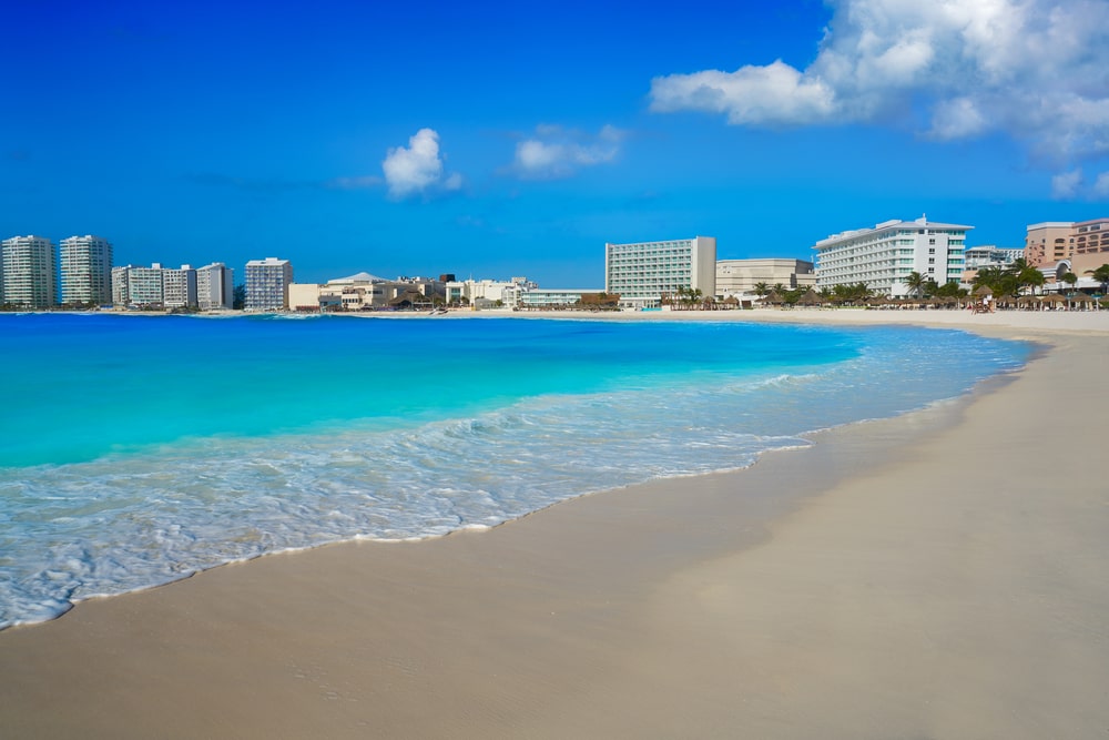 Gaviota Azul es una de ls playas de Cancún más bellas. Llena de contrastes es el sitio ideal para ir sola, en familia o con tu pareja.