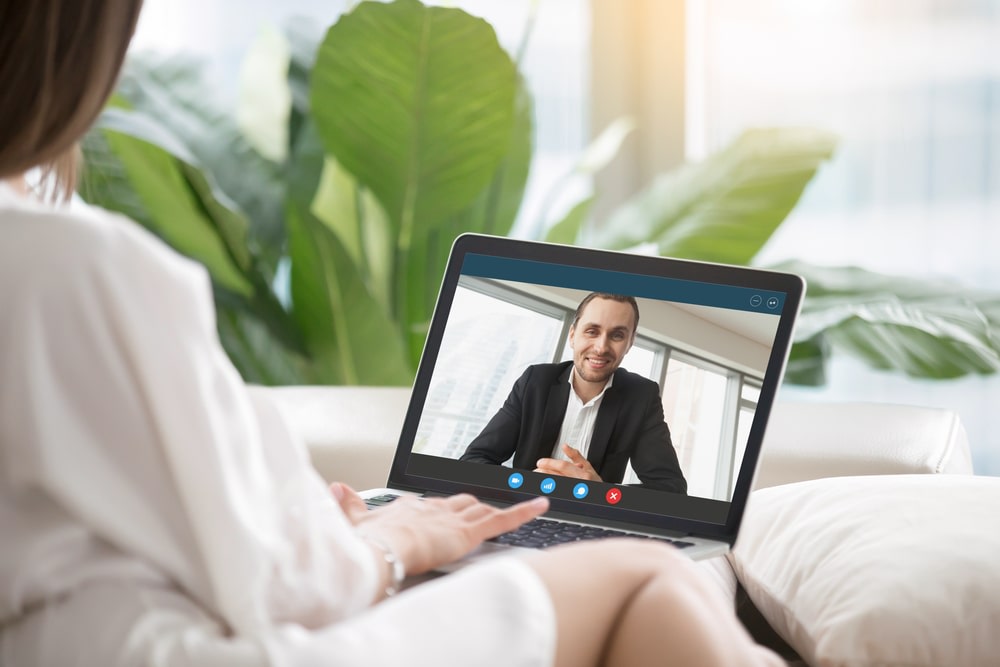 Las parejas que tienen relaciones a distancia necesitan involucrarse en el mundo del otro. Es importante la conexión diariamente para que la relación no se enfríe.